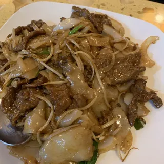 Flat Rice Noodles with Beef