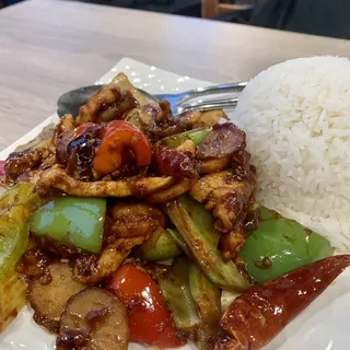P7. Kung Pao Chicken Over Fried Rice/ Chow Mein/ White Rice//