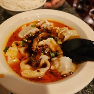 Spicy wonton (3/5) watery but good flavor