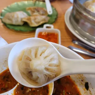 灌汤包: soup dumplings, don't confuse it w XLB here.