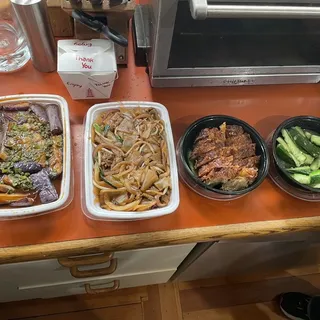 N9. Sauteed Flat Noodles W. Beef