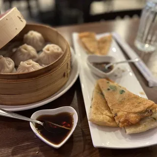 D6. Mini Juicy Buns W. Pork