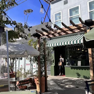 Outside seating IG: @yum_inthecity