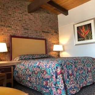 Standard 1 Queen Bed Room