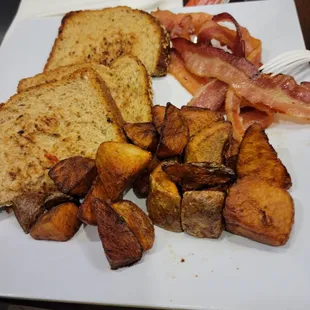 Bacon, potatoes and toast