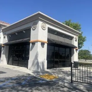  the outside of a dunkinkin donuts restaurant