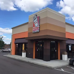  the front of a dunkin donuts restaurant
