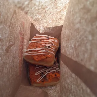 No dividers, icing came right off. Not surprised, though. It ain&apos;t the first time, it definitely won&apos;t be the last.