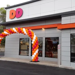 Cheerful balloon arch announces Grand Opening today!