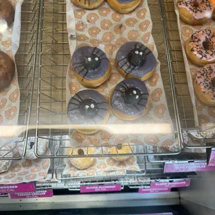 Sad spider donuts. The picture makes them look better.