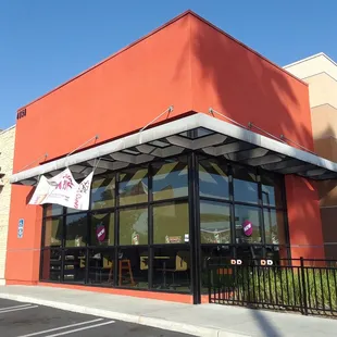  the outside of a dunkin donuts restaurant