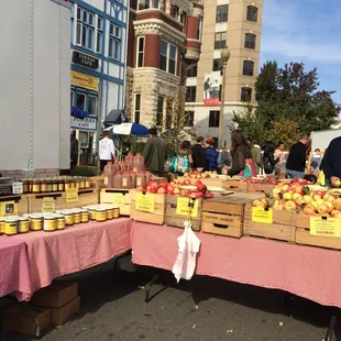 Apples galore at DuPont market