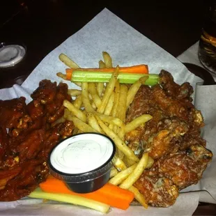 chicken wings and fried chicken, bbq chicken, fried chicken wings, chicken, bbq wings, chicken wings, fried chicken, poultry, food