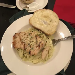 Dry chicken with overcooked noodles (chicken Alfredo)