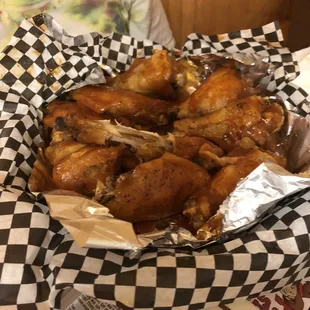 ows a basket of chicken wings