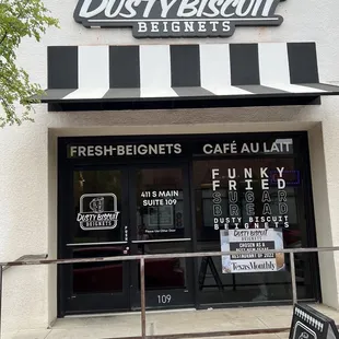 Naorlands treats in Fort Worth, with Texas Monthly BestNew Texas Restaurants of 2022. Let's check them out.