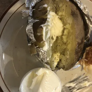 Baked potato w/ sour cream and butter