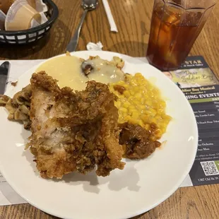 Broasted chicken with creamed corn and mashed potatoes