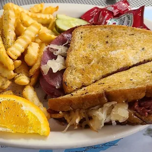 They've addled Ruebans to their menu! Nicely made but very mildly seasoned corned beef!