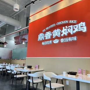 店內环境很好，店员服务周到，菜品上的很快，又香又辣，非常好吃！