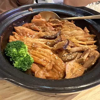 Yellow Braised Chicken (Boneless) ()