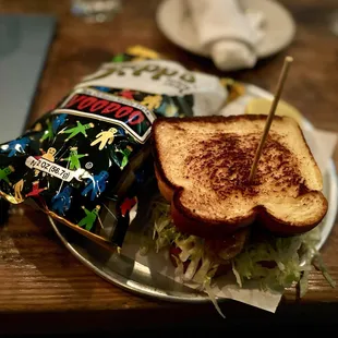 Oyster sandwich with chips