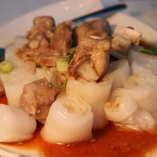 Steamed ribs with rice noodle rolls