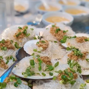 Steamed scallops with vermicelli