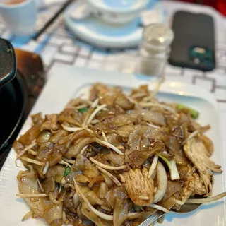 D9.chicken Chow Foon (Stir Fried)