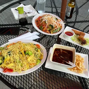 Pad Thai &amp; Singapore Curry Mei Fun