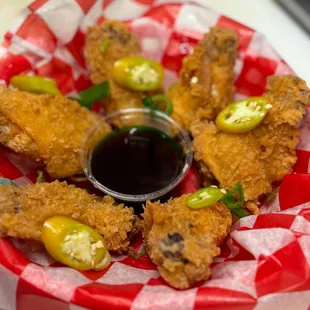 Crispy fried chicken wings