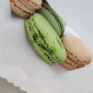 2 Vanilla and 2 Lemon Grass Macaroons