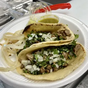 Tacos de asada con tortillas hechas a mano.