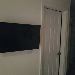 Wall mounted TV with Netflix, local channels and YouTube pre-loaded. Amazin app for renting.