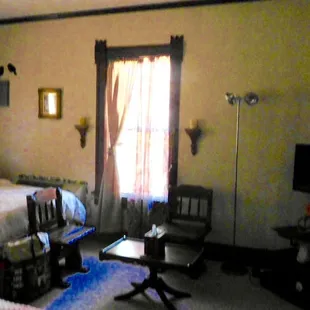 Two beds En-suite... Comfortable &amp; Charming!