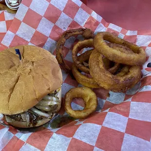 Grilled onion cheeseburger &amp; onion rings