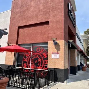 the outside of a restaurant