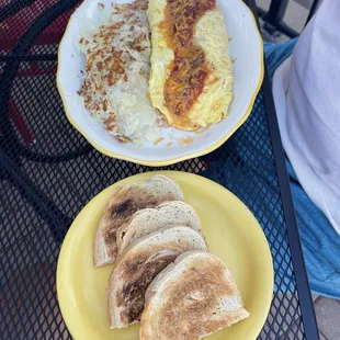 Mexican breakfast omelet with toast