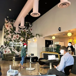 Very nice ambiance, lots of private work spaces!