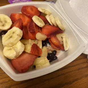 Sad 1/2 fruit bowel, canned pineapple??