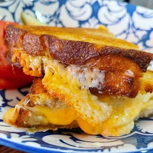 Quatre Formage - grilled cheese (havarti, Swiss, Colby, cheddar). Follow @ohiofoodlover on Instagram for more Ohio eats #ohiofoodlover