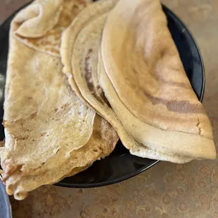 Sweet crepes and non sweet crepes.