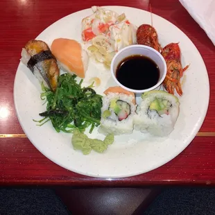 Plate one, and I&apos;m being conversation! Crab cheese, crawfish, sushi, seaweed salad