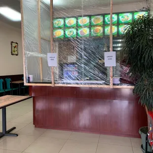 the inside of a fast food restaurant