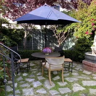 Dining alfresco, lovely!