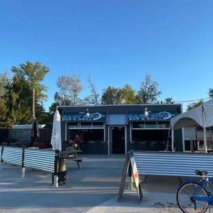 the outside of the restaurant