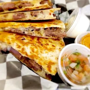 The most amazing pulled pork quesadillas! Love coming here the service is great and the meat always has a deep smoky flavor. Mac n cheese