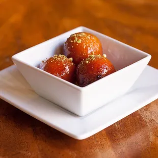 GULAB JAMUN
Traditional warm dessert. Milk doughnuts made with "Khoya", simmered in a sugar syrup flavored with cardamom and saffron.