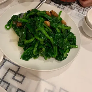 Large pea sprouts with garlic