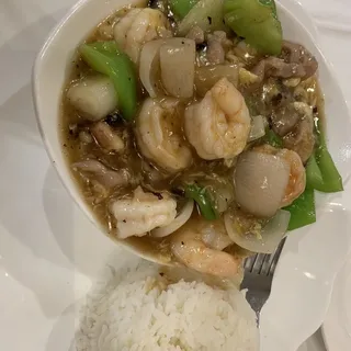 Pan Fried Noodles with Prawns in Lobster Sauce